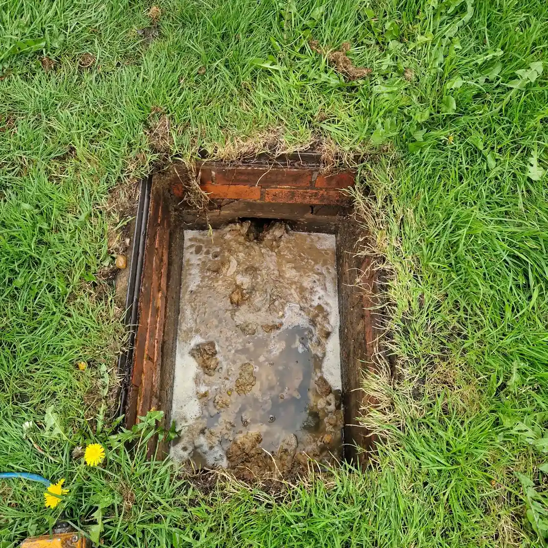 High-pressure jetting equipment set up for emergency drain unblocking