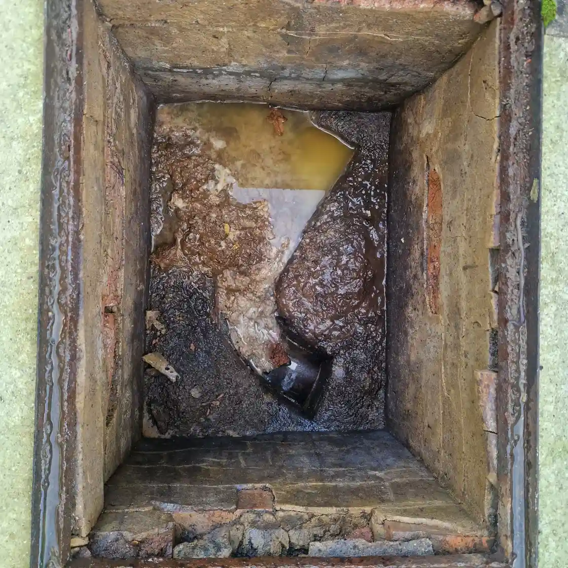 Drainage plumber covering South East England including Horley