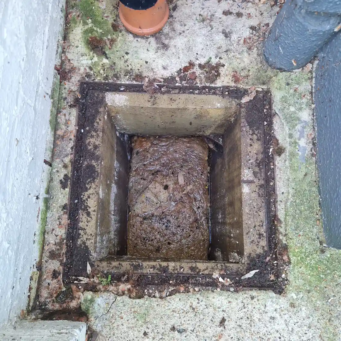 Drain Unblocking Crawley RH10 | Same Day Response 5 Drainage and Plumbing Ltd vehicle for drain unblocking in RH10