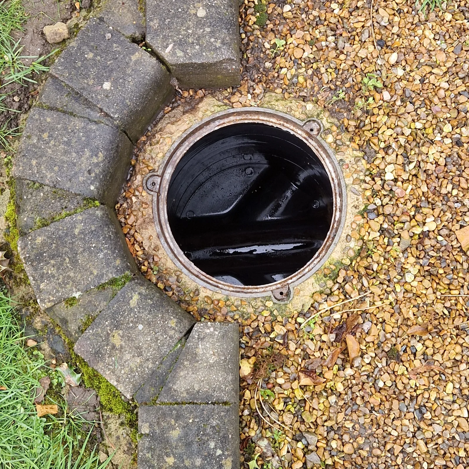 24/7 emergency drainage services van and engineer responding to a blocked drain across South England