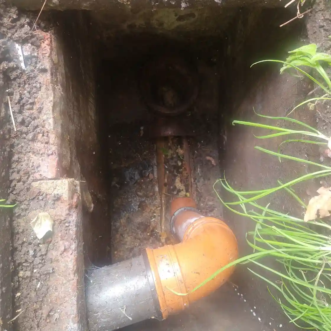 Drain Unblocking Crawley RH10 | Same Day Response 1 Professional drain unblocking in RH10 Crawley engineer at work