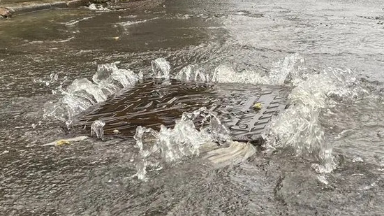 Sewage Spills & Sewer Flooding Across South London & Surrey: 2022-2025 4 Water forcing a manhole cover open and flooding a street from below